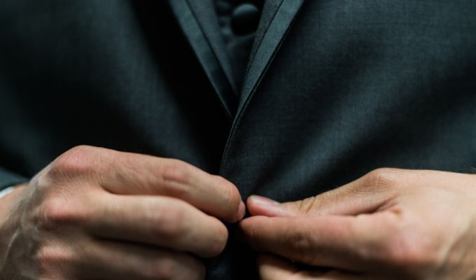 Mężczyzna zapinający marynarkę