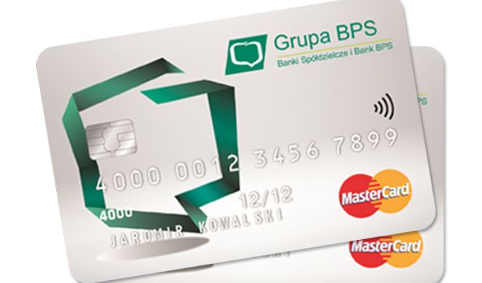 Zdjęcie przedstawia srebrną kartę płatniczą MASTERCARD