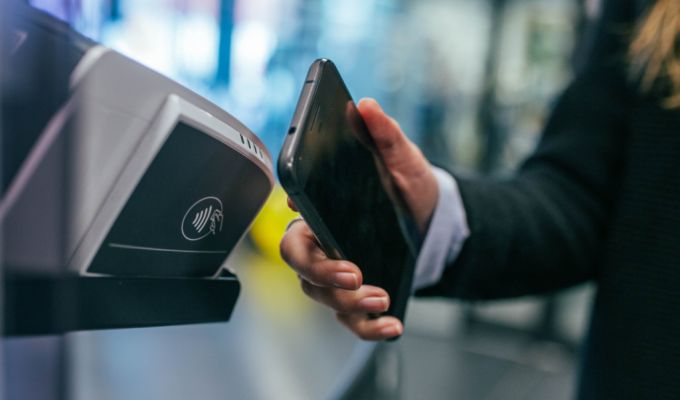 Telefon zbliżony do terminala płatności