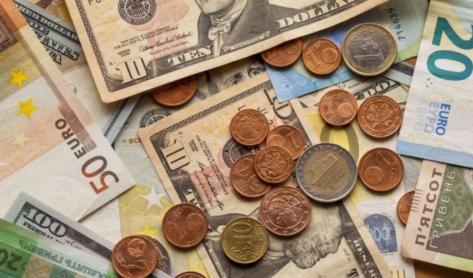 Rozsypane pieniądze o walucie EURO