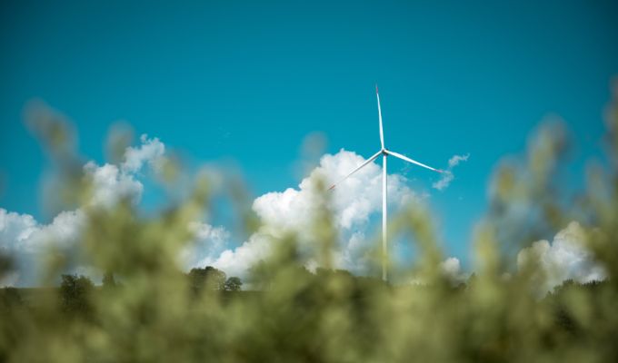 Turbina wiatrowa stojąca na polu
