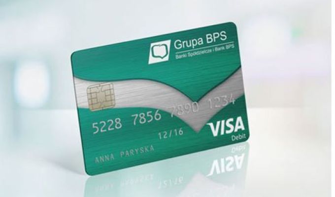 Zdjęcie przedstawia zieloną kartę płatniczą VISA